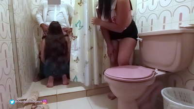 ਹਸਪਤਾਲ ਦੇ ਬਾਥਰੂਮ ਵਿੱਚ ਨਰਸ ਨੇ ਡਾਕਟਰ ਨੂੰ ਮਰੀਜ਼ ਨਾਲ ਚੁਦਾਈ ਕਰਦੇ ਹੋਏ ਲੱਭ ਲਿਆ / PART 1 / NicoleLondrawer / Chiquicandy